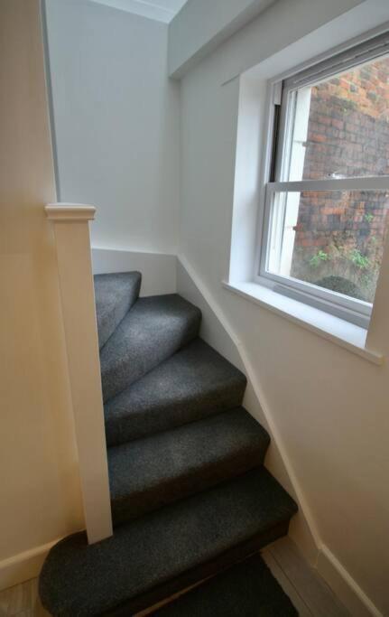 Vernon Place Town Centre, Vernon Cottage 3-Bed With Parking, 1A Vernon Court 2-Bed With Parking, 1B Studio No Parking, Off The High Street Next To Sandford Park Cheltenham Exterior photo